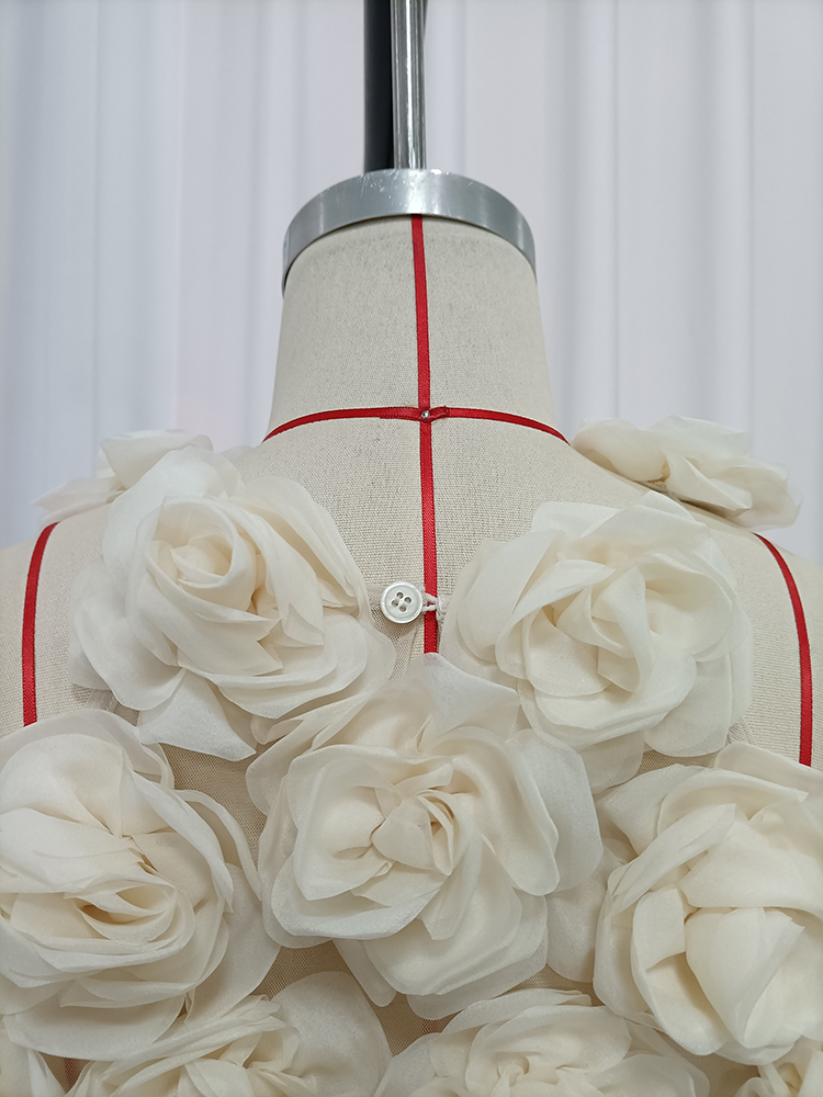TWOTWINSTYLE Solid Sleeveless 3D Rose Applique Elegant Top