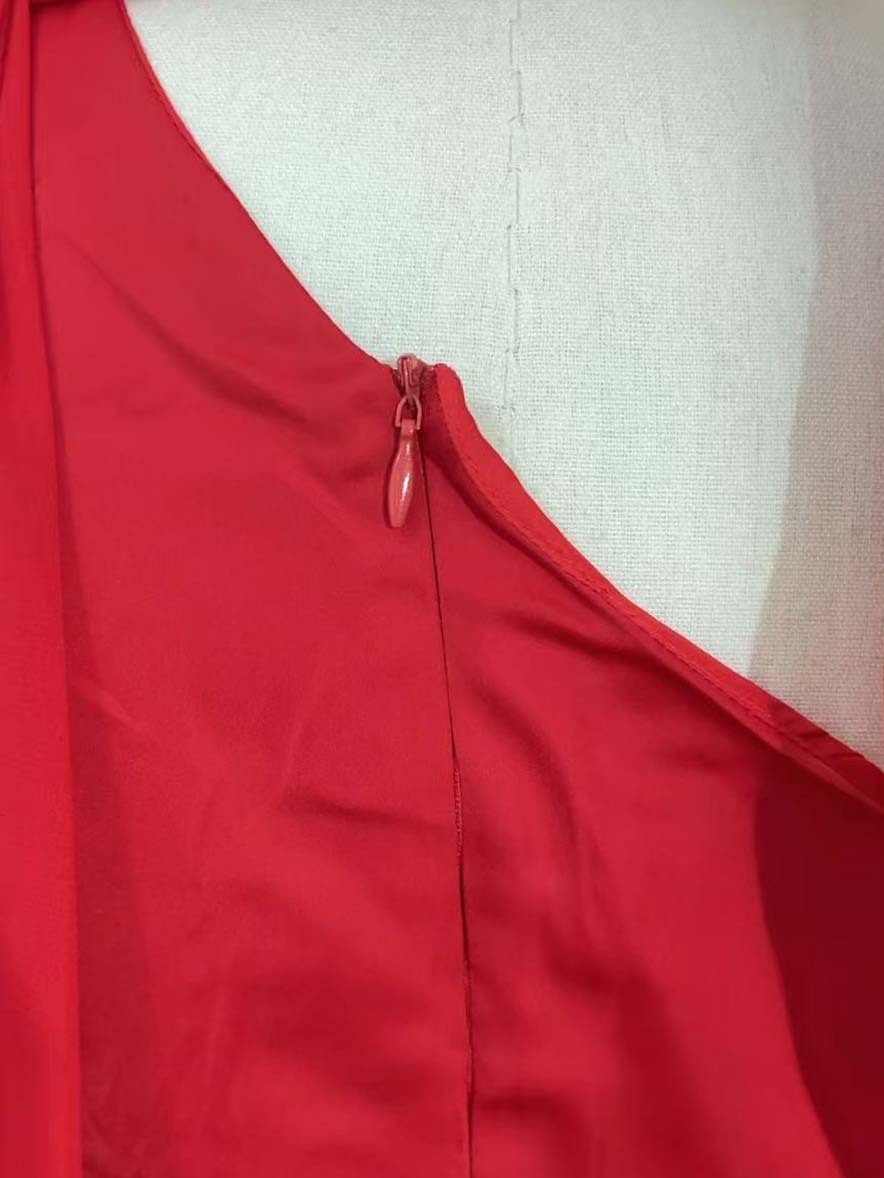TWOTWINSTYLE Off Shoulder Irregular Slit Minimalist Dress