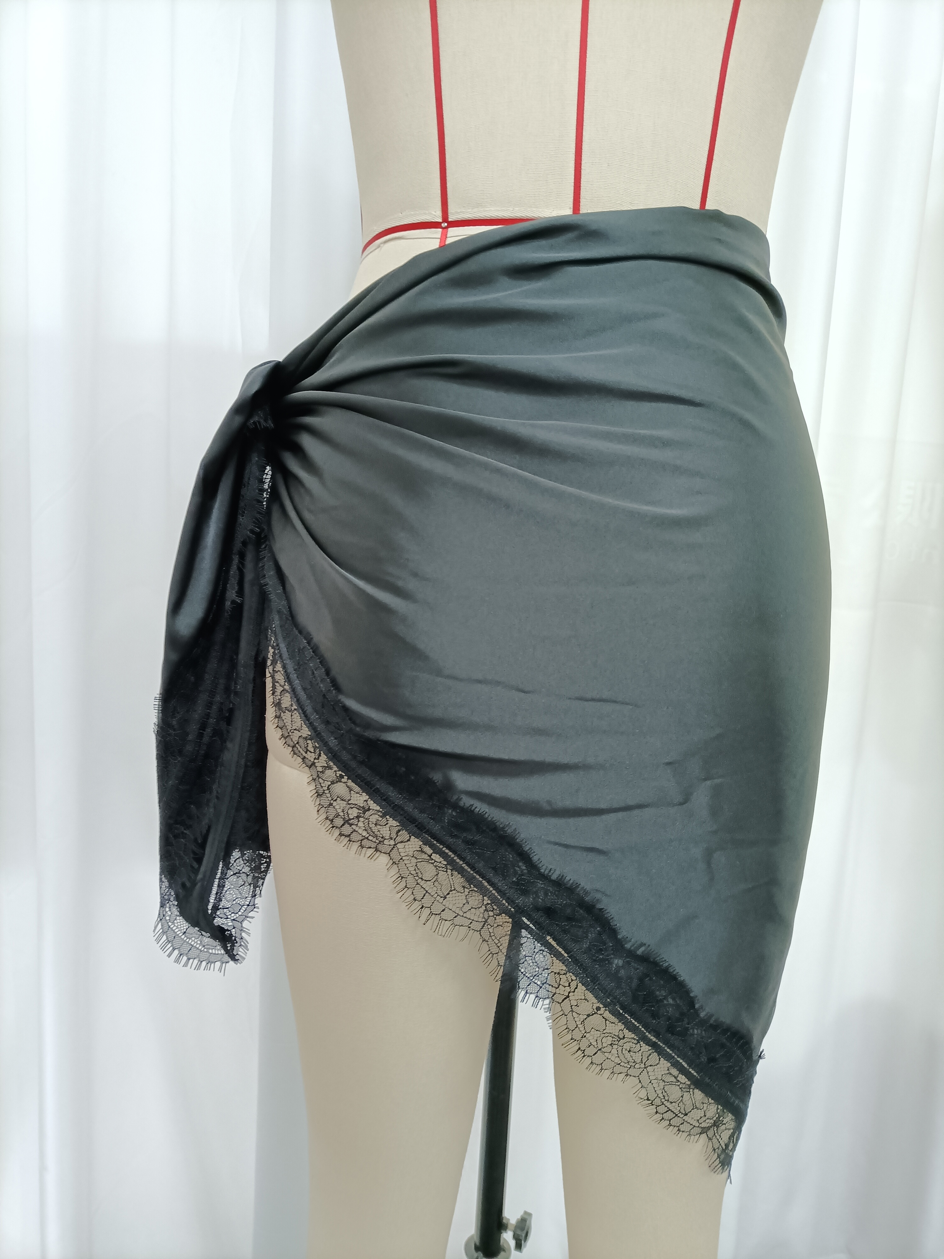 TWOTWINSTYLE Spliced Lace Satin Design Skirt