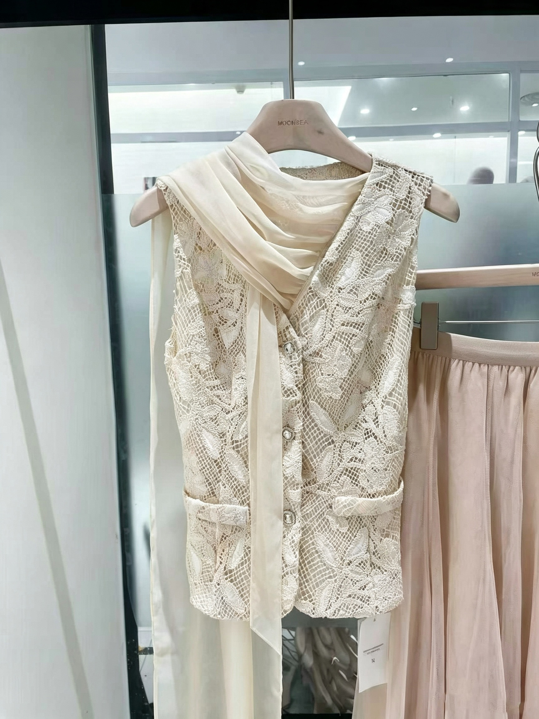 TWOTWINSTYLE Sleeveless Spliced Lace Up Vest Mesh Skirt Elegant Set