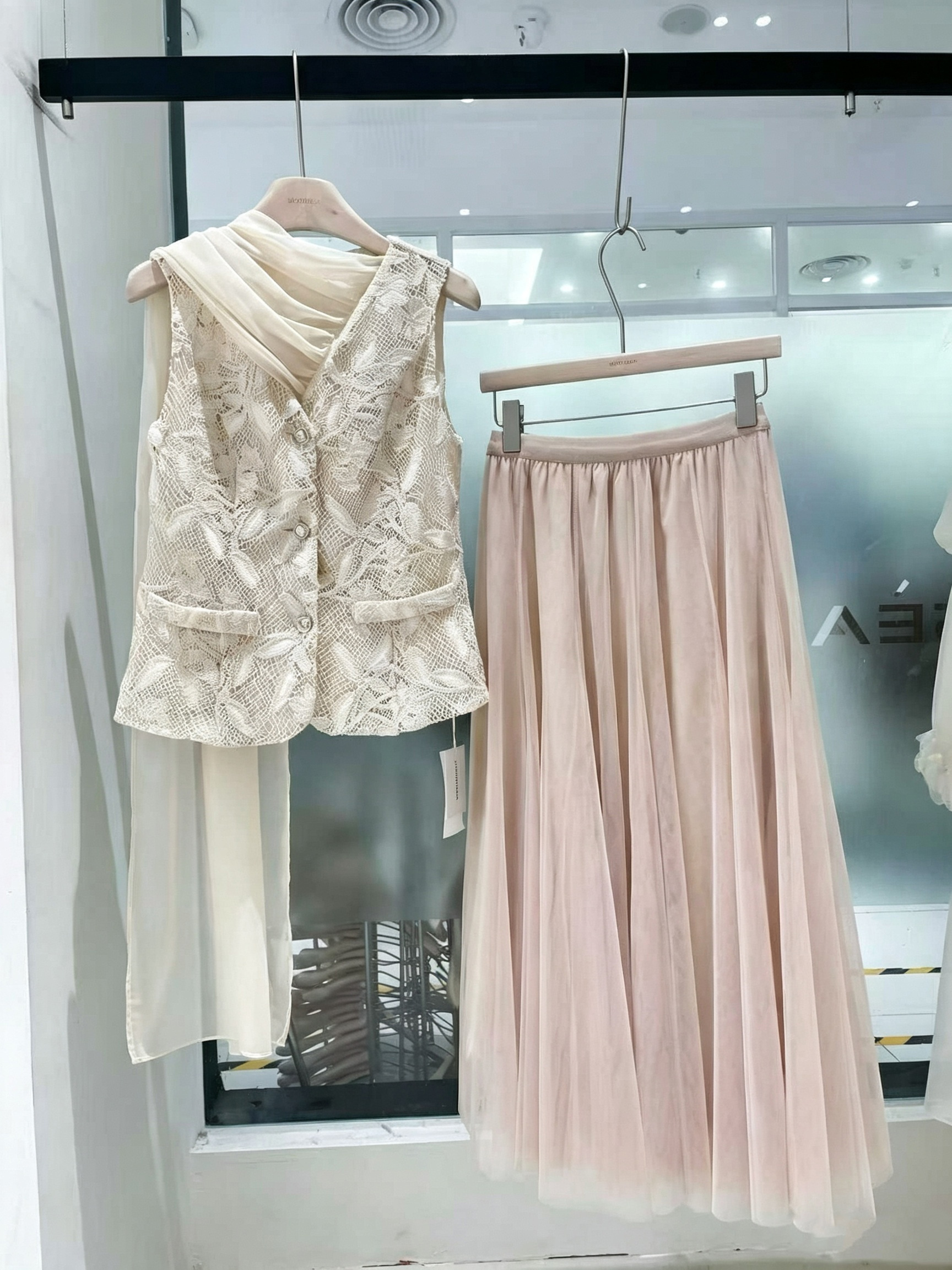 TWOTWINSTYLE Sleeveless Spliced Lace Up Vest Mesh Skirt Elegant Set