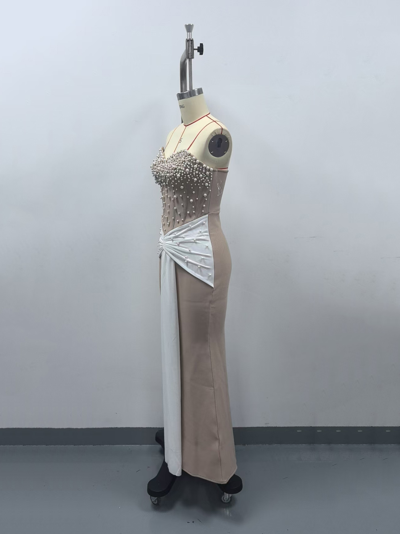 TWOTWINSTYLE Off Shoulder Spliced Pearl Hit Color Fashion Dress