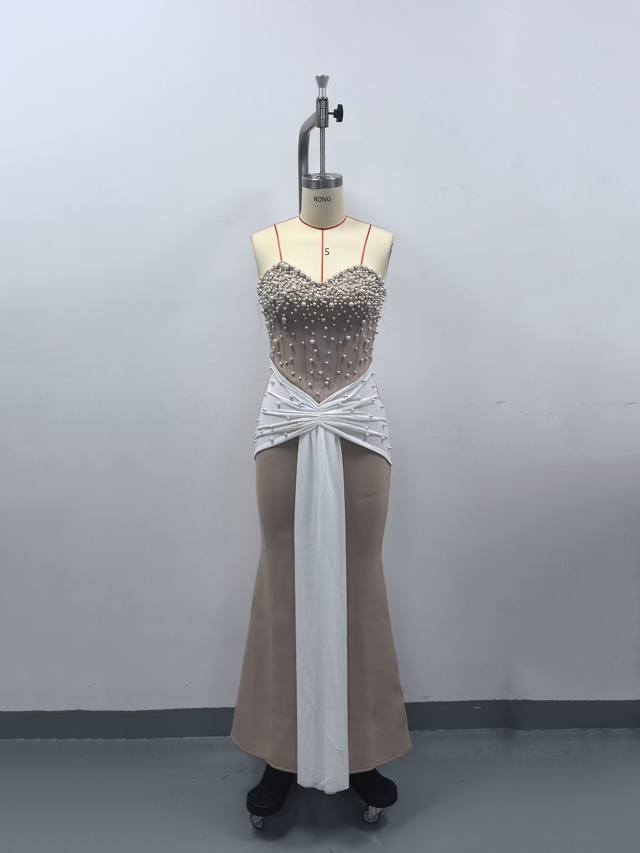 TWOTWINSTYLE Off Shoulder Spliced Pearl Hit Color Fashion Dress