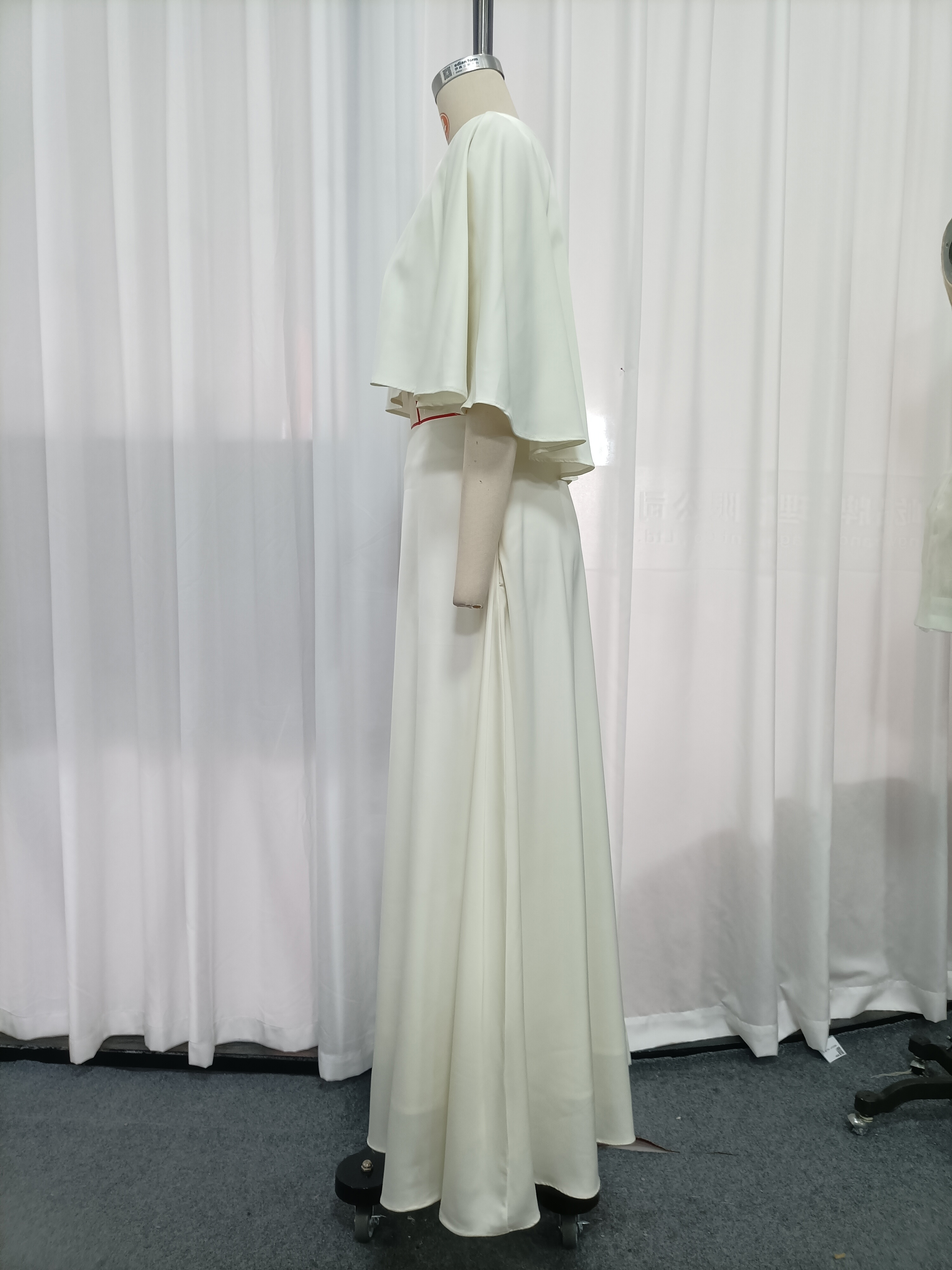 TWOTWINSTYLE Round Neck Cape Crop Top High Waist Skirt Elegant Set