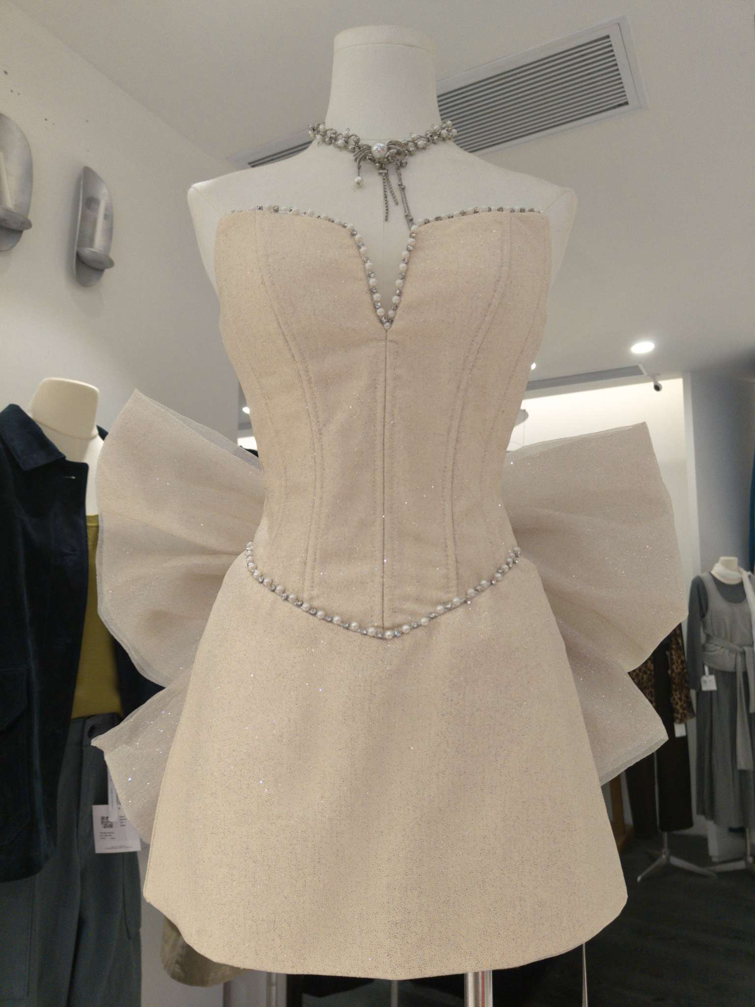 TWOTWINSTYLE Off Shoulder Spliced Pearl And Bowknot Elegant Dress