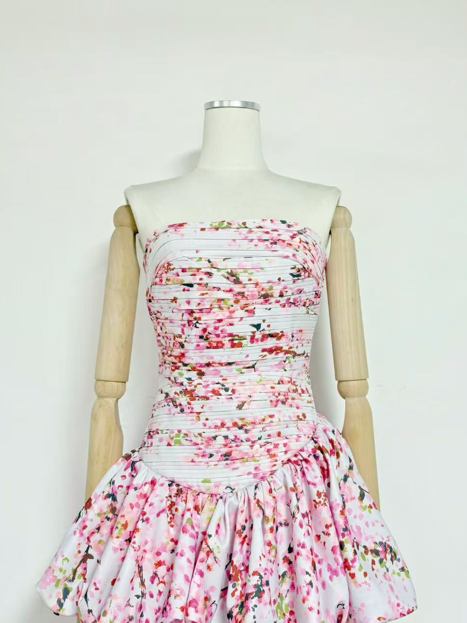 TWOTWINSTYLE Strapless High Waist Tiered Asymmetrical Hem Design Dress