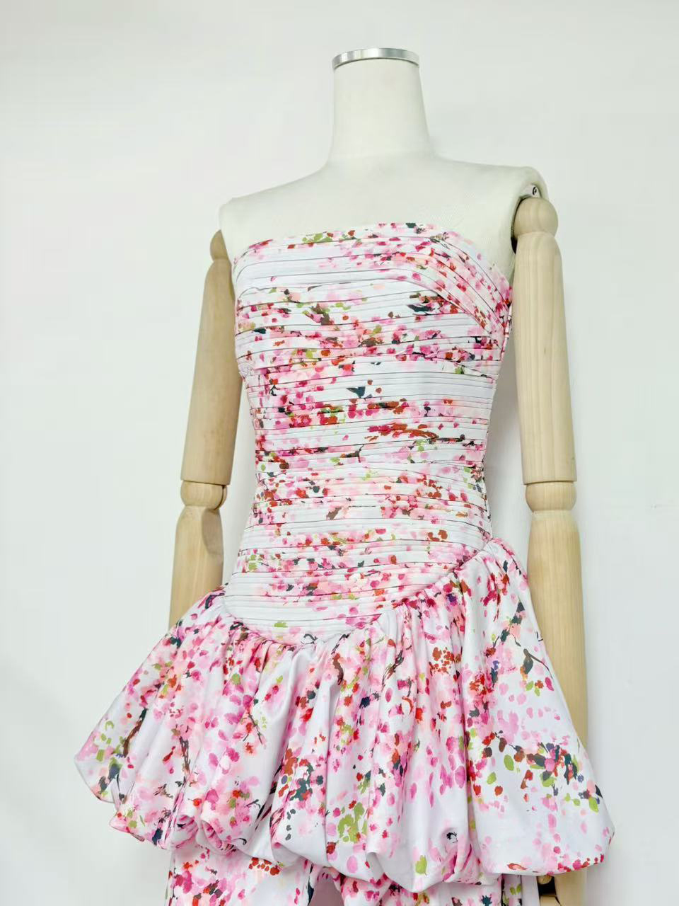 TWOTWINSTYLE Strapless High Waist Tiered Asymmetrical Hem Design Dress