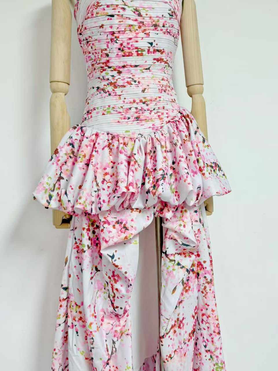 TWOTWINSTYLE Strapless High Waist Tiered Asymmetrical Hem Design Dress