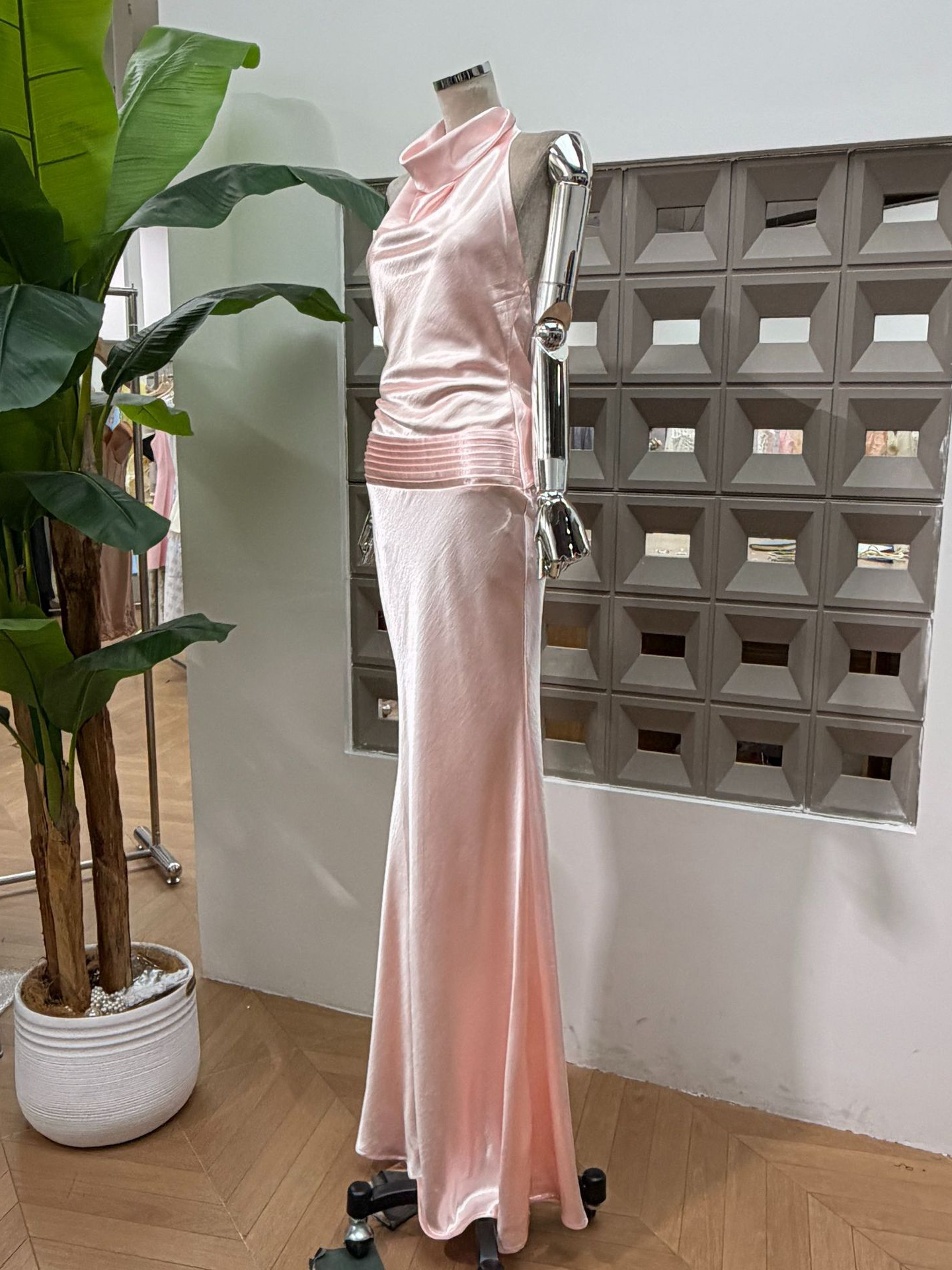 TWOTWINSTYLE Halter Neck Backless Pleated Bodycon Elegant Dress