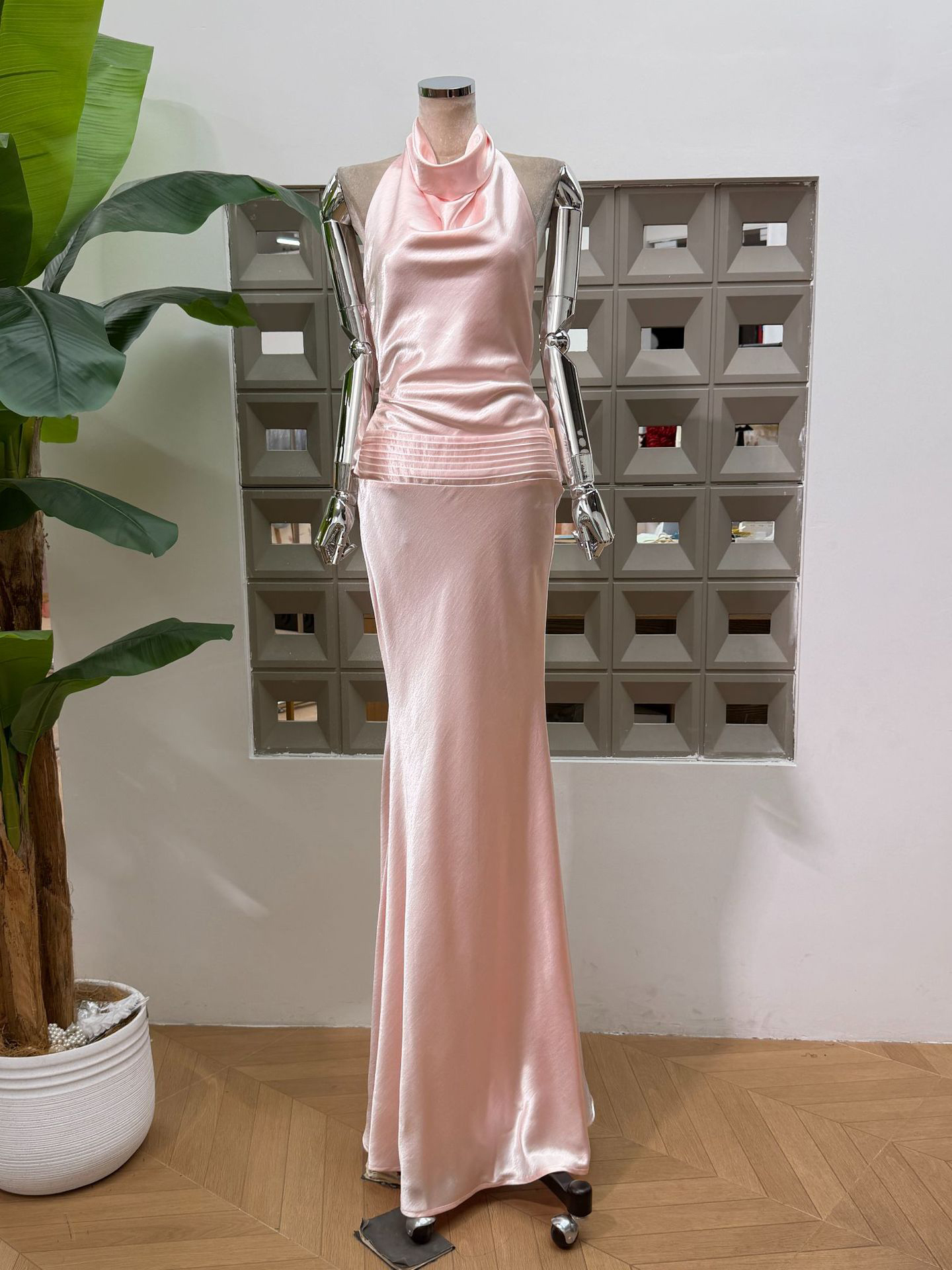 TWOTWINSTYLE Halter Neck Backless Pleated Bodycon Elegant Dress