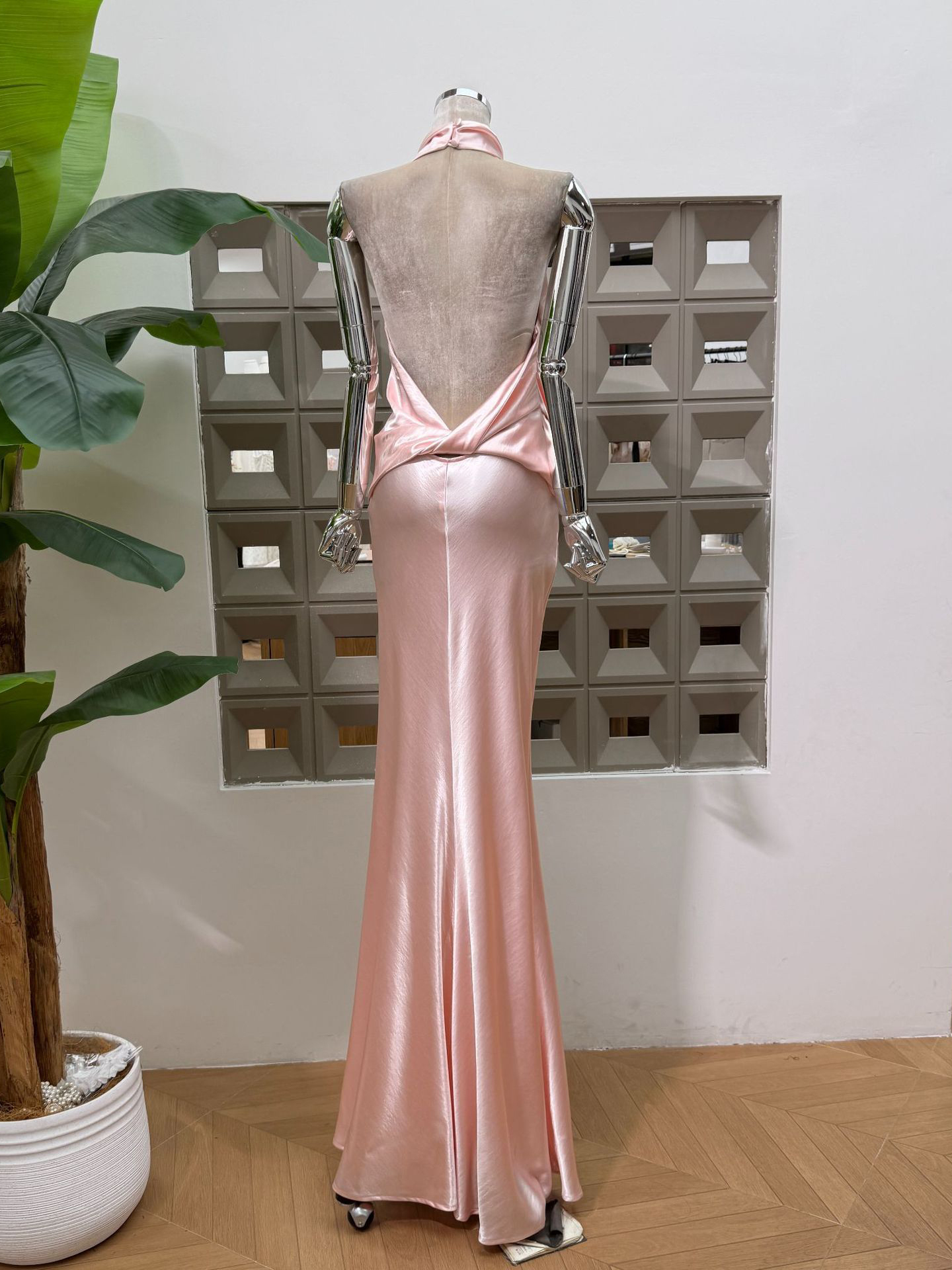 TWOTWINSTYLE Halter Neck Backless Pleated Bodycon Elegant Dress
