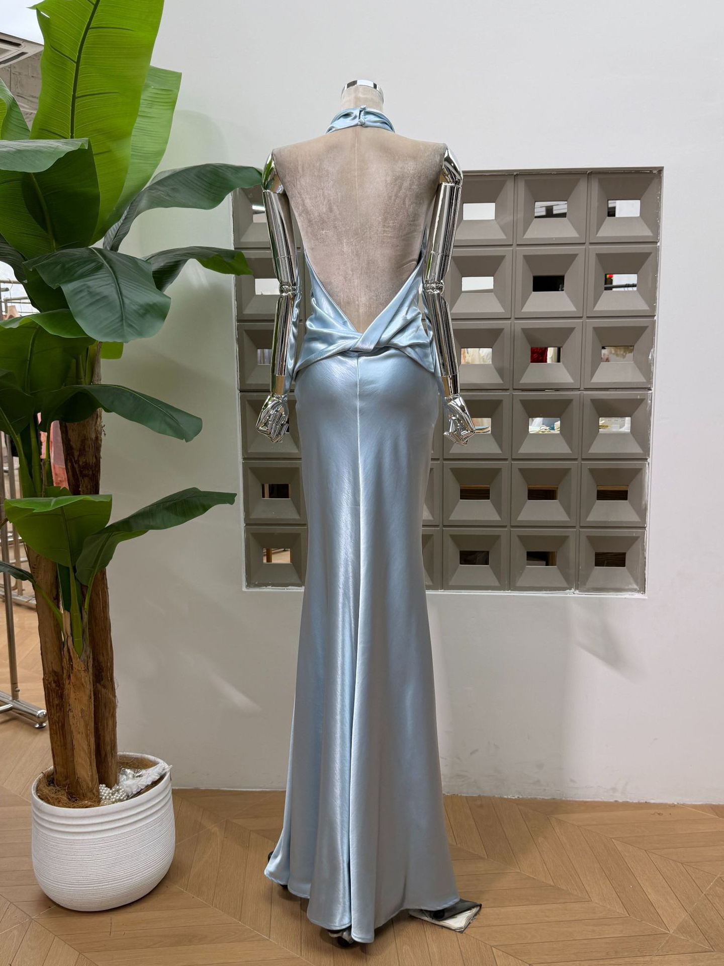 TWOTWINSTYLE Halter Neck Backless Pleated Bodycon Elegant Dress
