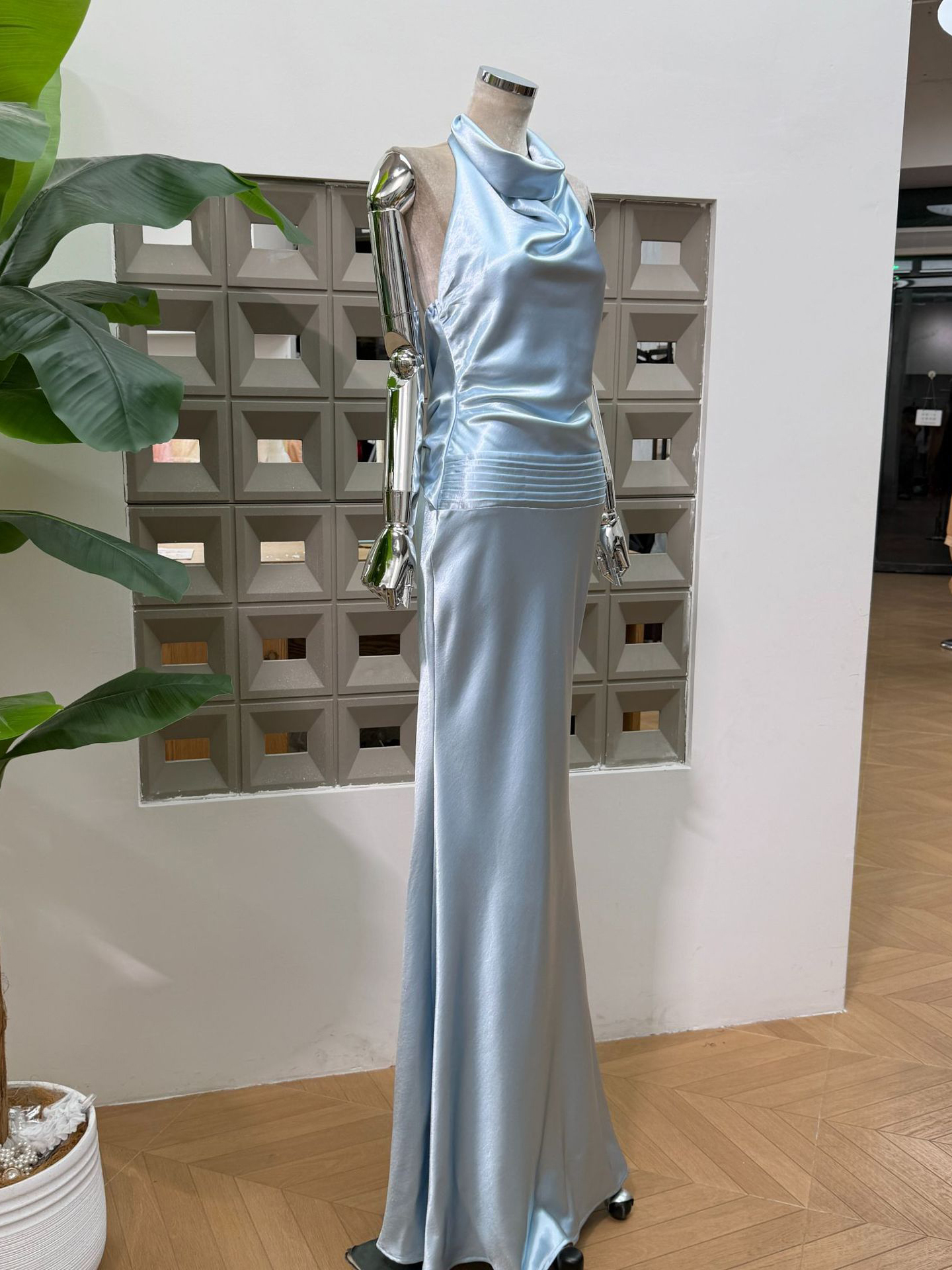 TWOTWINSTYLE Halter Neck Backless Pleated Bodycon Elegant Dress