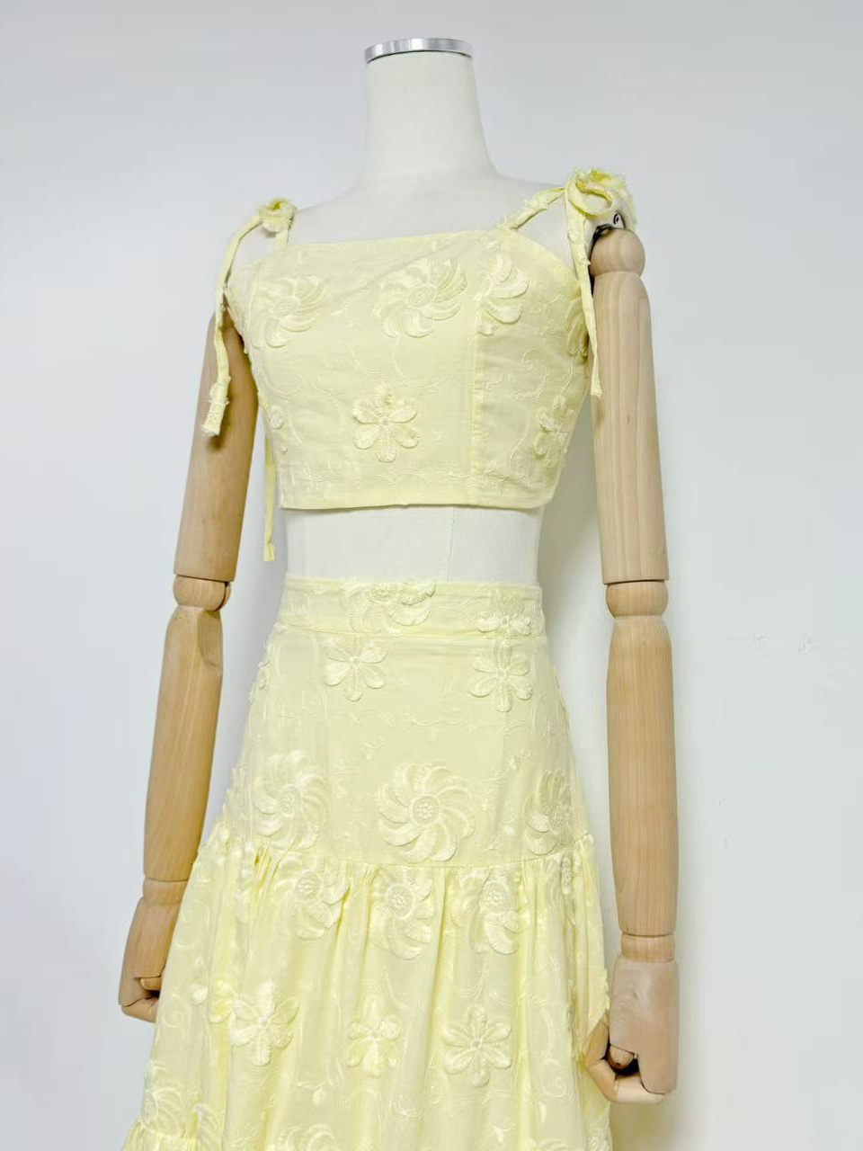 TWOTWINSTYLE Tie Strap Crop Top Patchwork Lace High Waist Skirt Fashion Set