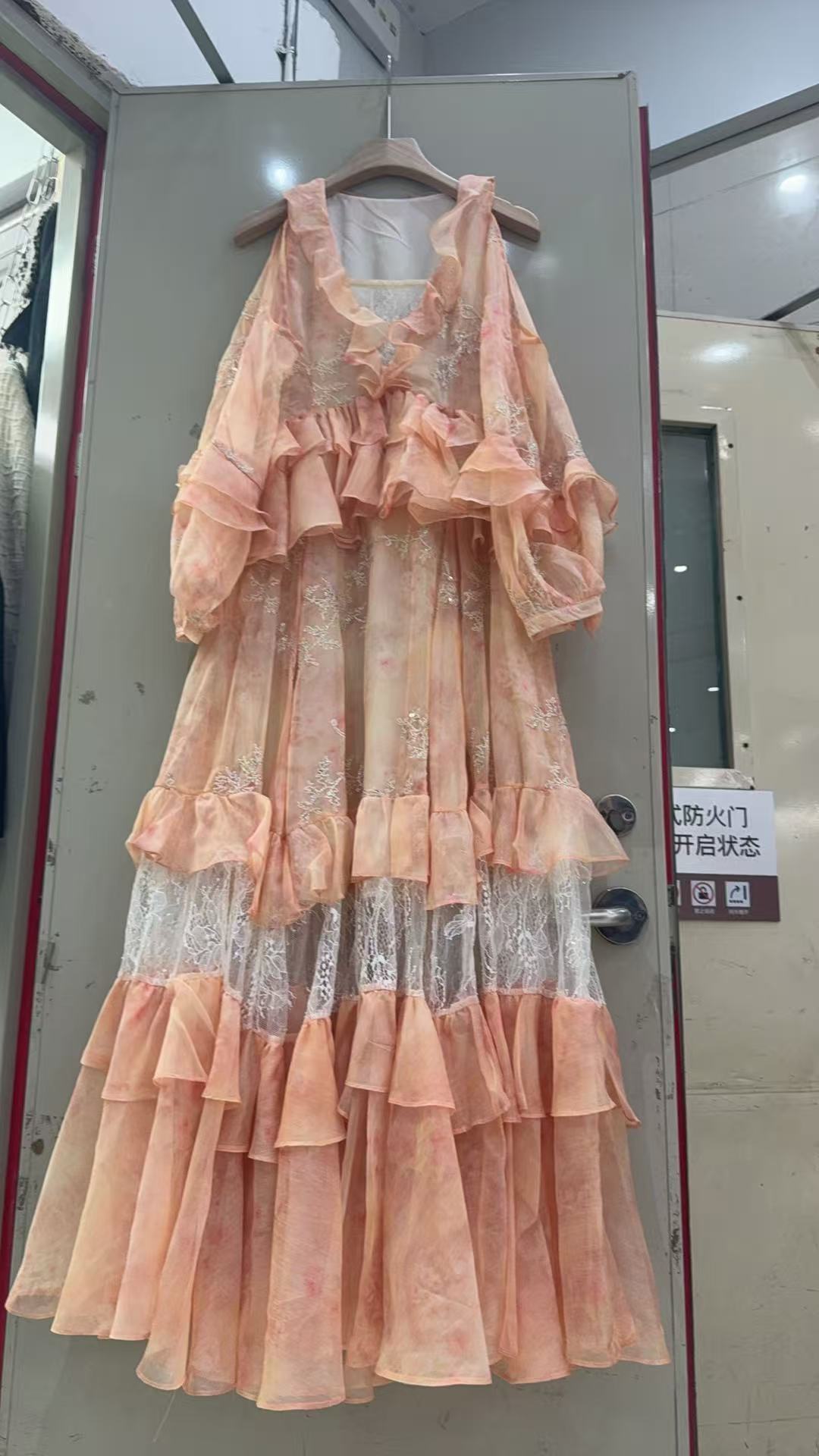 TWOTWINSTYLE Off Shoulder Patchwork Lace Ruffles Sexy Dress