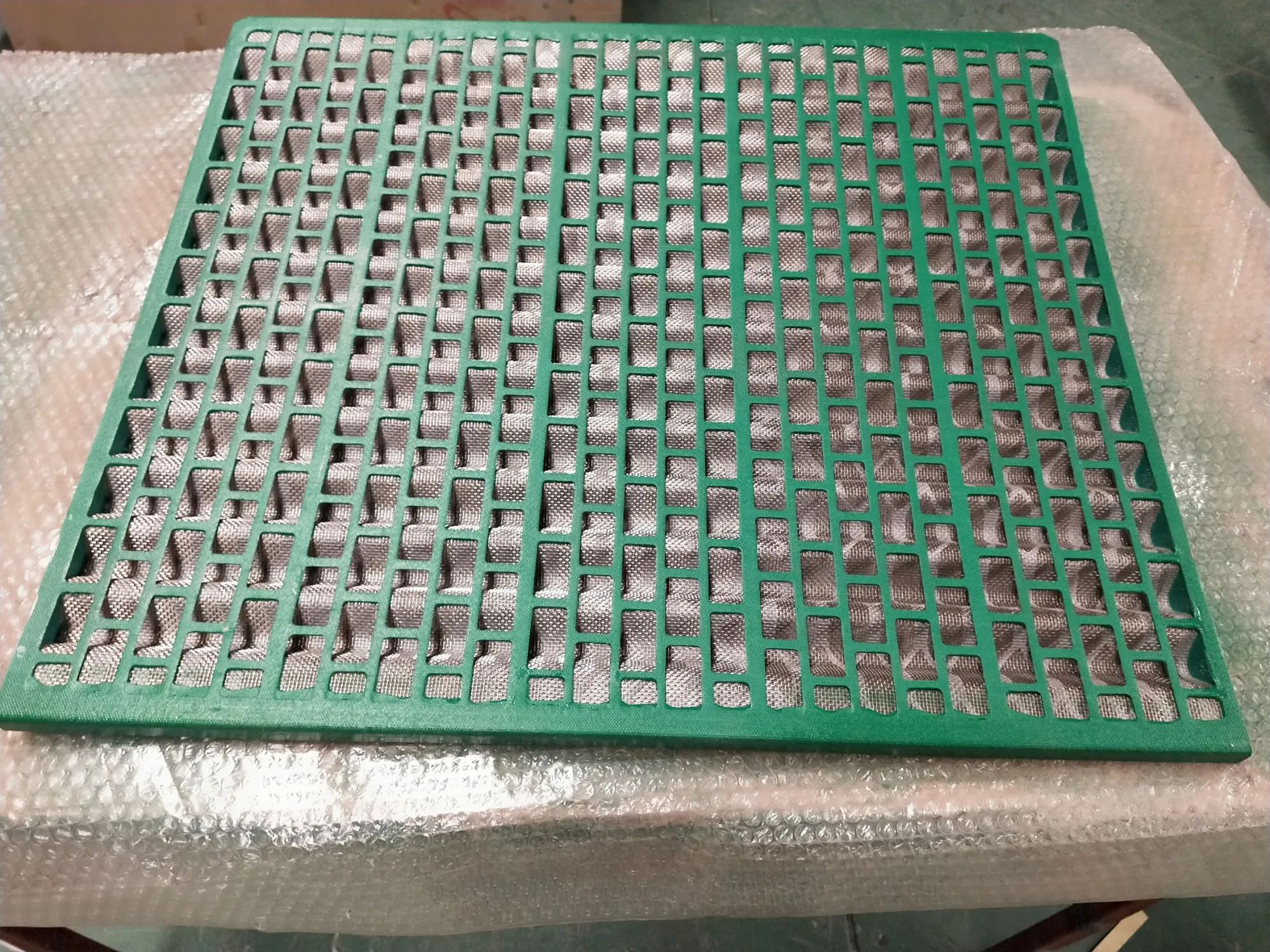 Shale shaker screen replacement panel detail