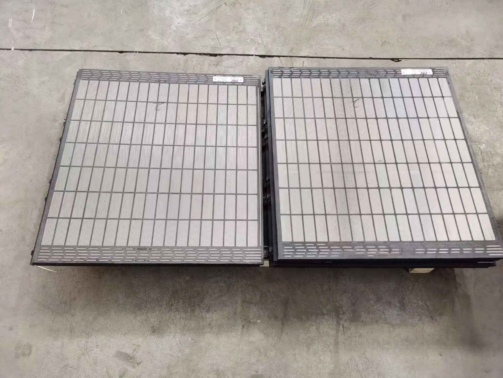 Wedge-block clamping edge and composite frame of the SWACO MD replacement screen