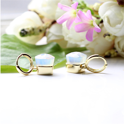 LLATO NUDO ™ EARRINGS IN 18K GOLD WITH MOONSTONE