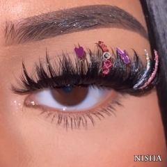 NISHA (20mm Glitter Lashes)