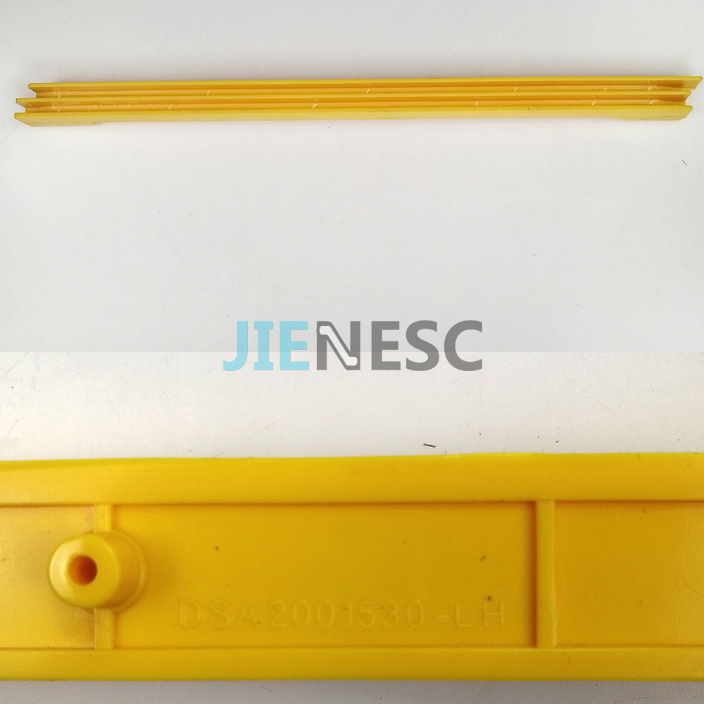 DSA2001530-LH Escalator step demarcation from factory
