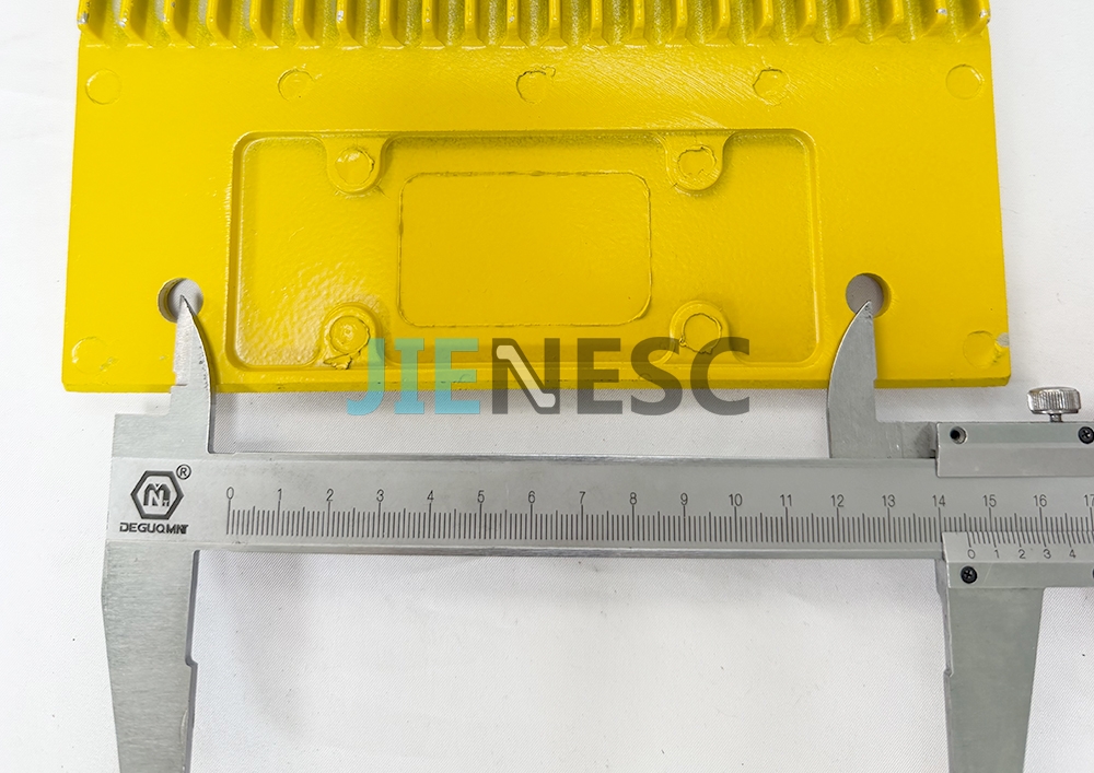 XAA453AV2 Travelator Comb Plate Yellow Painted MID From Factory
