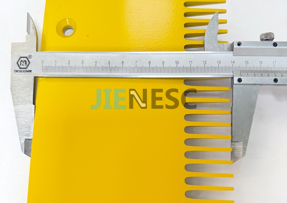 XAA453AV3 Travelator Comb Plate Yellow Painted RHS From Factory
