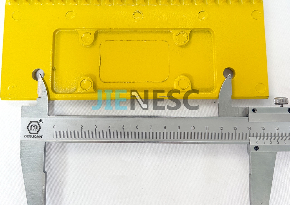 XAA453AV3 Travelator Comb Plate Yellow Painted RHS From Factory