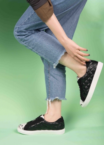 Quilted Low-Top Lace Up Sneakers