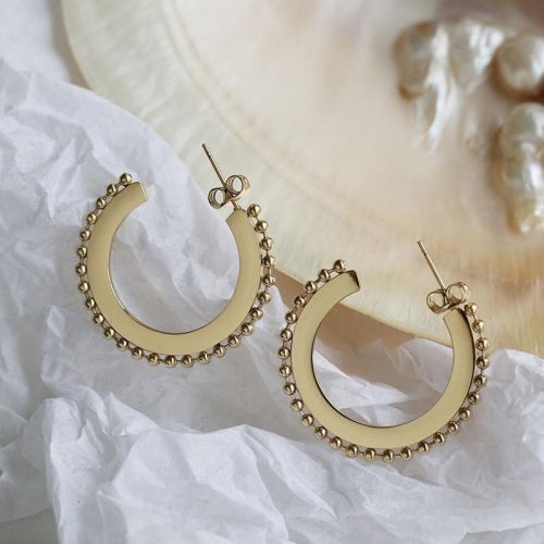 18K GOLD HOOP EARRING