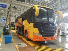 China 12.5 meters 3 axle Coach Bus 50-60 seats luxury bus