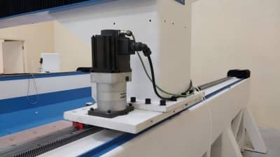 yaksawa-2.9kw-servo-motor-in-five-axis-cnc-machine