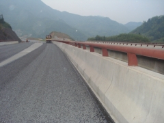 Joint d'étanchéité pour la construction d'une couche d'accrochage imperméable de la surface du pont en béton