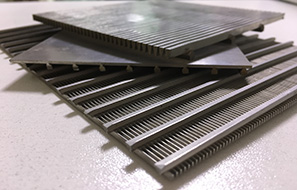 The tightness of the stainless steel wedge wire screen should be adjusted in time