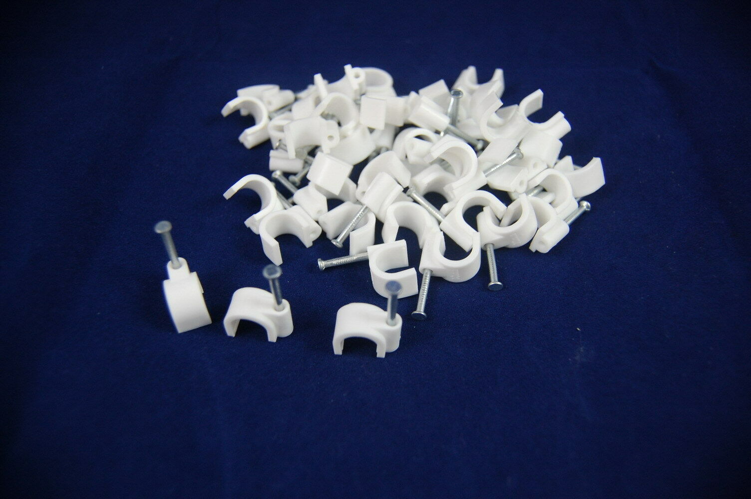 LOT OF 100PCS Circle 10MM PE CABLE CLIPS FOR  RG59/RG6 WITH Steel Nail