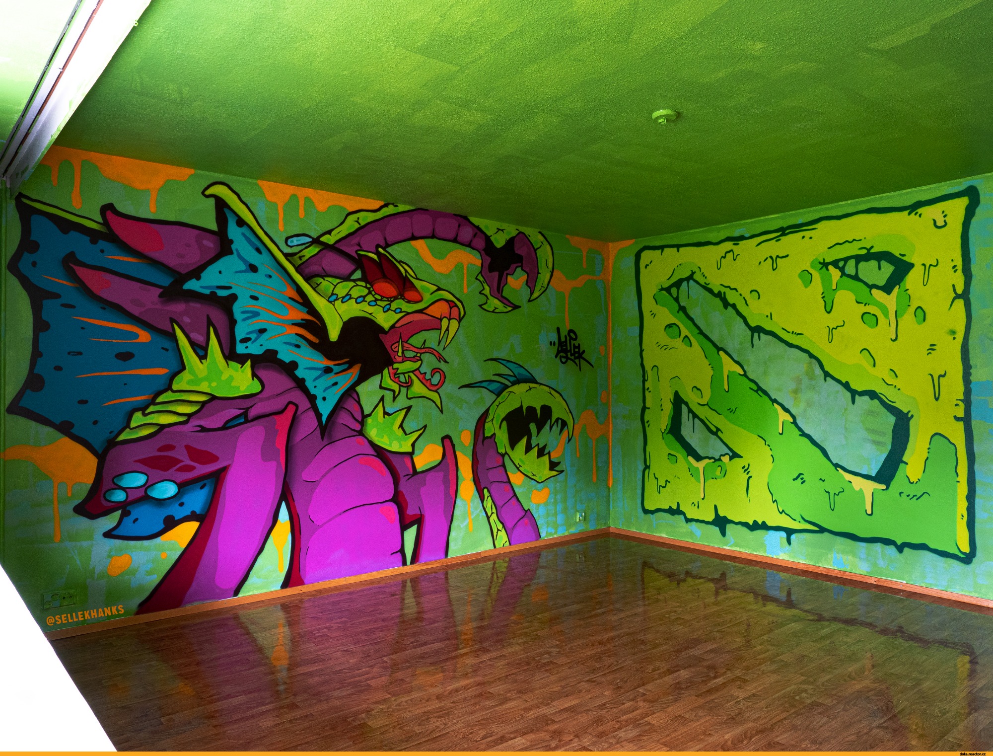 Граффити в комнате на потолке