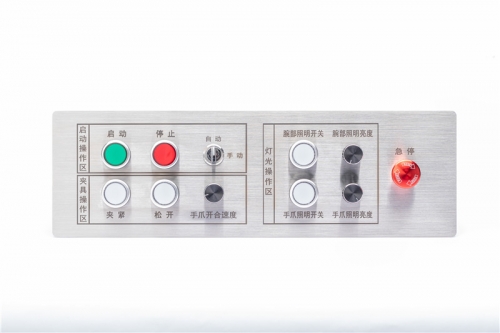 Panel de control con parada de emergencia, arranque y perillas, interruptores iluminados