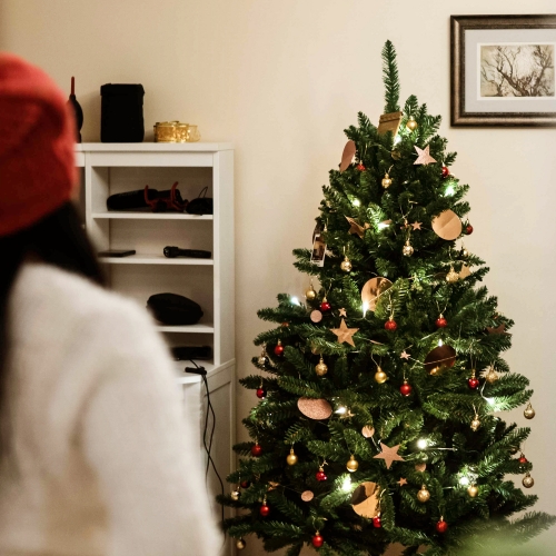 Premium Künstlicher Weihnachtsbaum mit Holz-Ständer Christbaum Tannenbaum Künstlich Nordmanntanne aus Spritzguss&PVC Weihnachtsdekoration Außen Innen