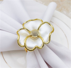 Anecdotales de servilletas con diseño de flor blanca en plástico plateado y dorado, mayoristas en grandes cantidades para mesa de boda