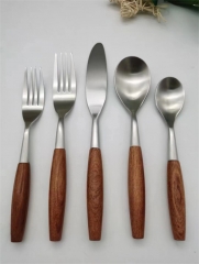 Cuchillo, tenedor y cuchara de acero inoxidable con mango de madera