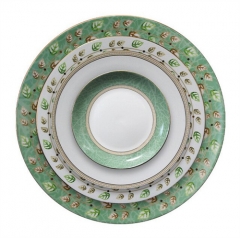 Elegantes Keramiktellerset mit grünen Blättern für anspruchsvolle Hochzeittischdekoration, ideal für Garten-, Rustik- und Naturstile