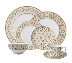 Elegantes Porzellangeschirrset mit komplizierten goldenen geometrischen Mustern für zeitlose Hochzeittischdekorationen