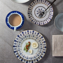 Chinesische Lieferanten von klassischen keramischen Chargertellern, Porzellangeschirrset mit blauem und goldenem Rand