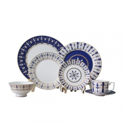 Chinesische Lieferanten von klassischen keramischen Chargertellern, Porzellangeschirrset mit blauem und goldenem Rand