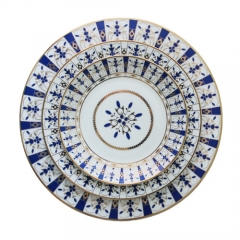 Chinesische Lieferanten von klassischen keramischen Chargertellern, Porzellangeschirrset mit blauem und goldenem Rand
