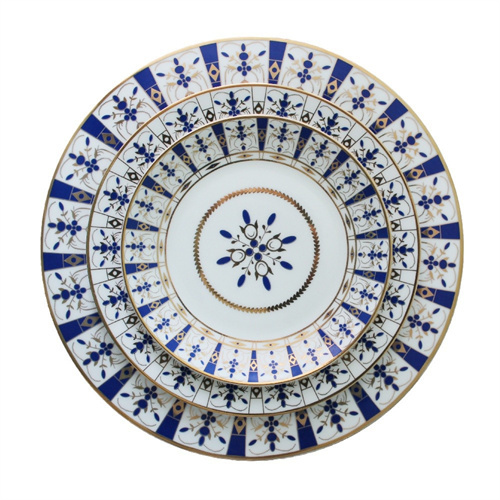 Chinesische Lieferanten von klassischen keramischen Chargertellern, Porzellangeschirrset mit blauem und goldenem Rand