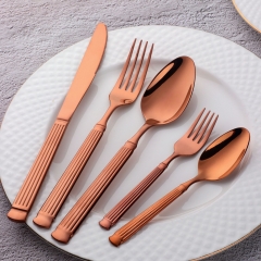 Großhandel 4-teilige Löffelsets als Geschenk für Hotels, Küchen, Restaurants. Besteck aus Edelstahl, Silberware, schwarze und goldene Besteckstücke