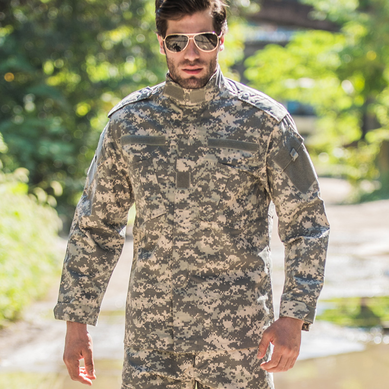 Atuendo de combate de entrenamiento para soldados de las fuerzas especiales de la Brigada camuflada de la UCA