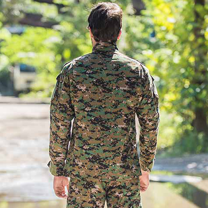 Atuendo de combate de entrenamiento para soldados de las fuerzas especiales de la Brigada camuflada de la UCA