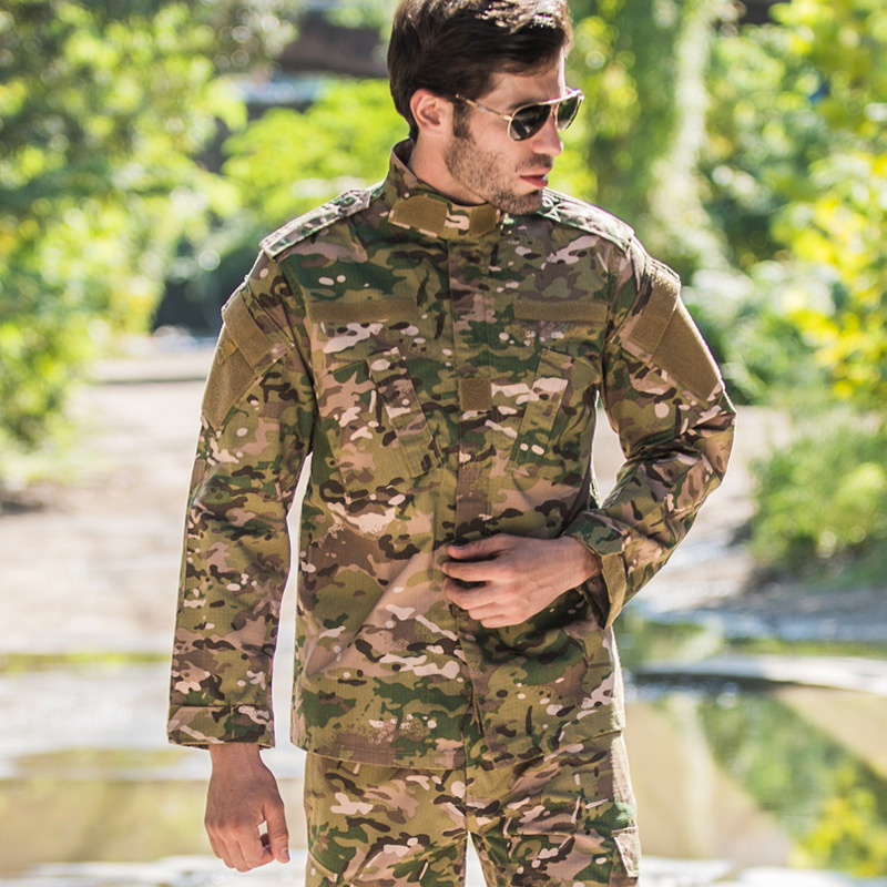 Atuendo de combate de entrenamiento para soldados de las fuerzas especiales de la Brigada camuflada de la UCA