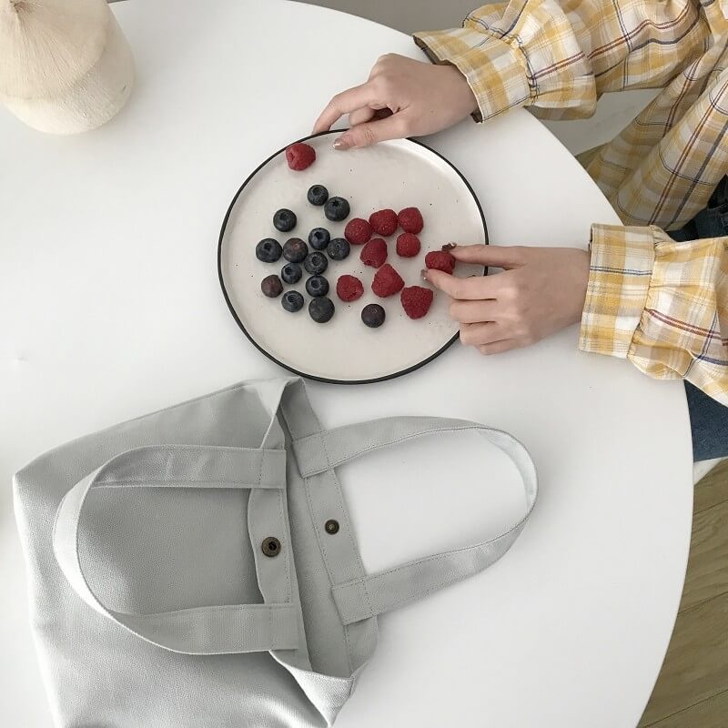 La piccola borsa di tela può trasportare frutta e piace anche ai bambini